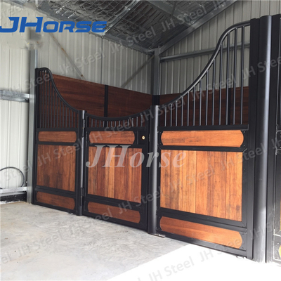 El panel estable de la parada del caballo en caliente sumergido galvanizado con madera negra