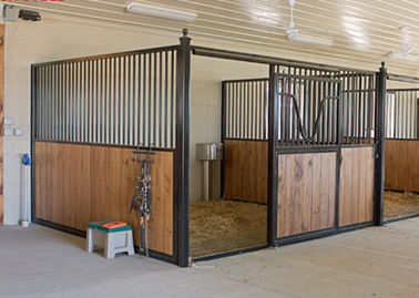 La parada prefabricada interior del caballo artesona el marco de una pieza soldado con autógena sólido durable