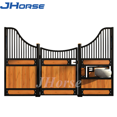 La parada equina soldada con autógena de bambú afronta el caballo que las puertas estables para los caballos descansan usando