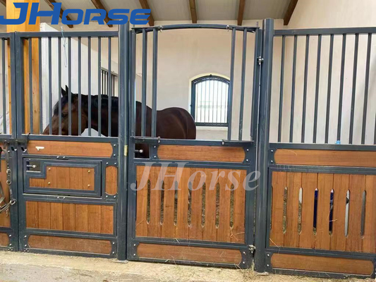 La parada del caballo del metal del bambú de la madera dura artesona el 14ft con la puerta de balanceo galvanizada