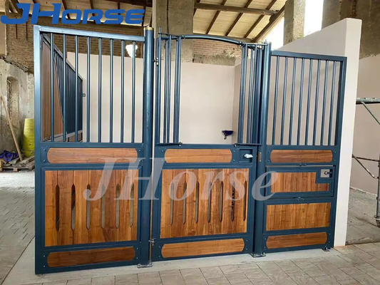 Parada estable del pino del polvo negro del caballo revestido interno de bambú del metal con la puerta de oscilación