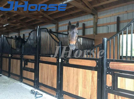 Casa prefabricada estable los 3.6m de los frentes de la parada de la caja del caballo de bambú portátil de la estructura de acero