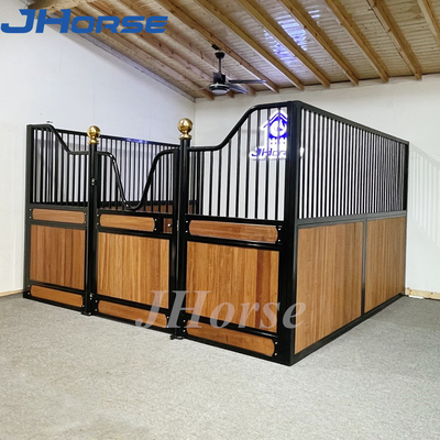 La parada galvanizada del caballo de 10 pies afronta con la puerta de oscilación