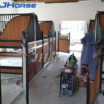 La parada del caballo del metal afronta el establo del panel de la cerca con la puerta deslizante o la puerta de oscilación