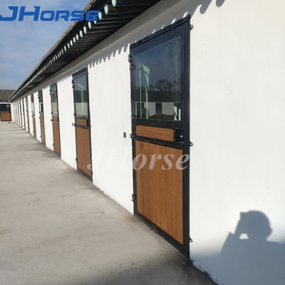 La ducha modificada para requisitos particulares del caballo que divide la parada del caballo artesona el infill de bambú de madera