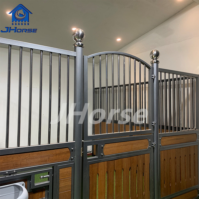 Estaciones de caballos europeas personalizables Elegante puertas giratorias / deslizantes Materiales de madera de acero con revestimiento en polvo