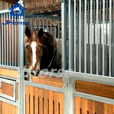 Frentes estables para caballos europeos Paneles de acero madera resistente a la intemperie Polvo revestido galvanizado Estación de caballos europea