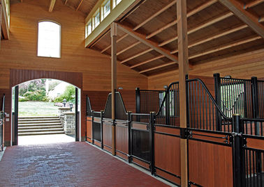Polvo negro que cubre las paradas modulares del caballo, paradas preparadas de antemano llenas de bambú del caballo