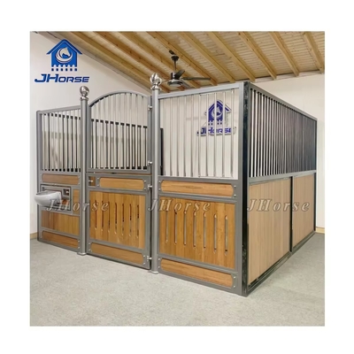 Estaciones de caballos europeas con paneles de puertas giratorias resistentes a la intemperie Construcción soldada para ganado de granja