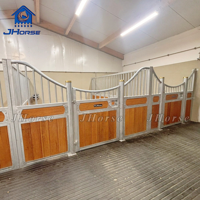 Frentes estables de caballo personalizables de acero y madera o materiales personalizados con puerta giratoria o puerta corredera